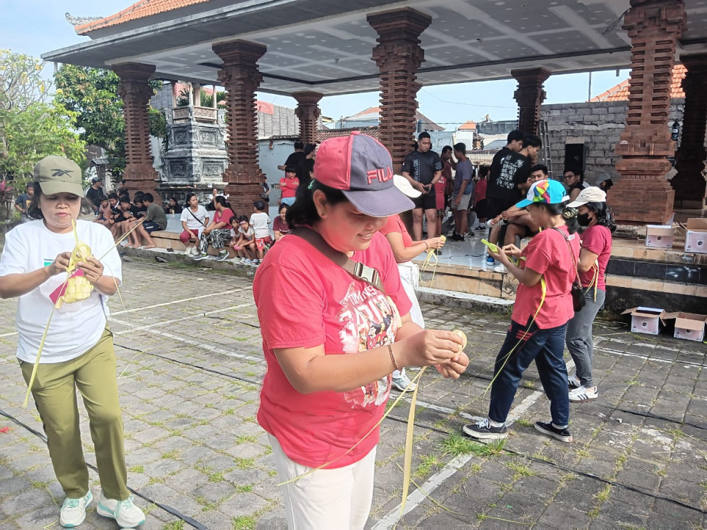 Lomba Mengulat Ketupat: Lomba Favorit Para Ibu Perumahan Pegending Permai